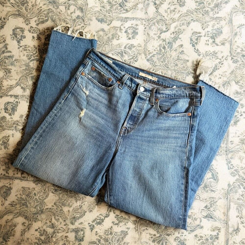 Levi’s Blue Medium Wash Denim Wedgie Jeans 29” Straight Button Fly